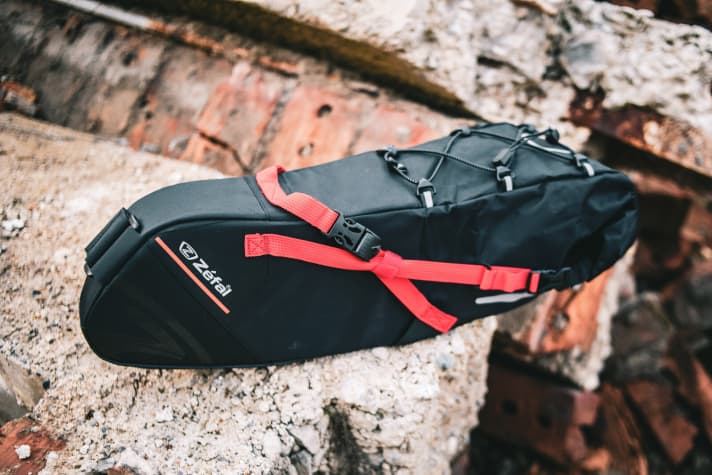   Matching, but not tried: waterproof saddle bag Zéfal Z-Adventure Z11. The facts: 5-11 litre volume. 636 grams. 64.95 euros. Also available as a huge 17-litre version for just under 75 euros.