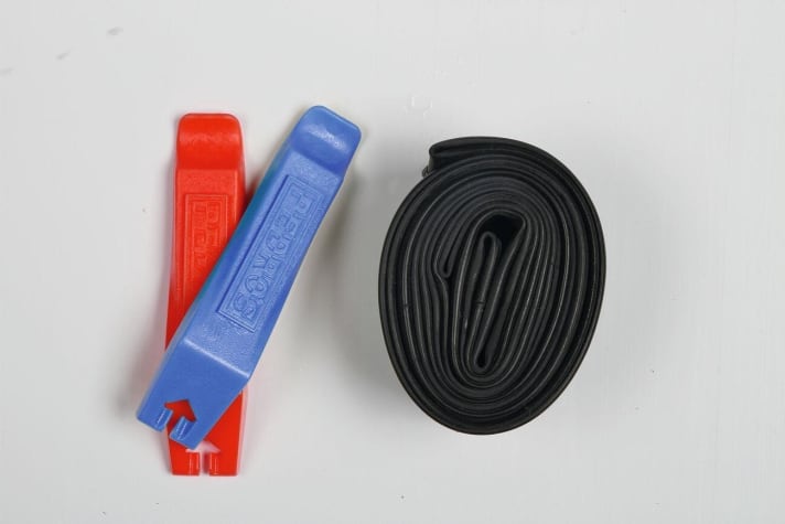 12. inner tube and tyre lever