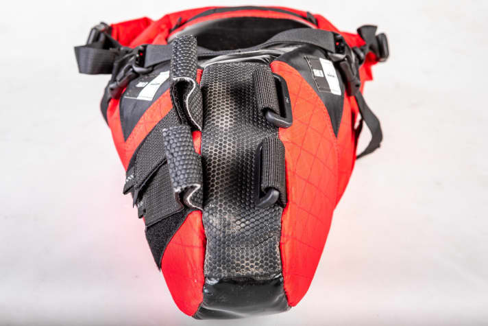   Two Velcro straps and rubberised contact points ensure a wobble-free fit on the seat post.