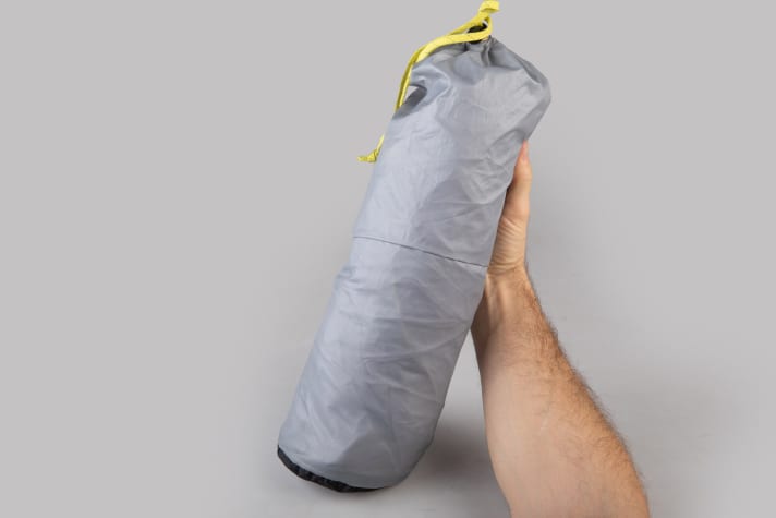   Thanks to its compact pack size, the tent fits easily into a luggage holder such as the Versa-Cage from Topeak and can thus be accommodated in the frame triangle. There's still plenty of room in the pack sack...