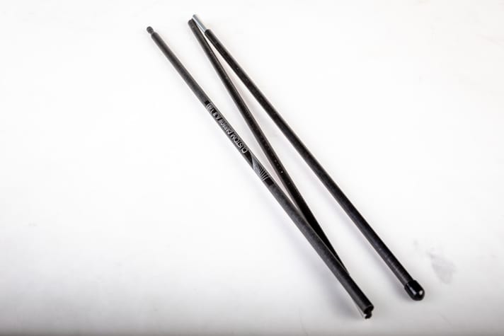   Mit nur einer Zeltstange und sechs Heringen wird das Lunar Solo aufgespannt. Diese dreiteilige Carbon-Stange wiegt nur 51 Gramm und kostet um die 35 Euro.