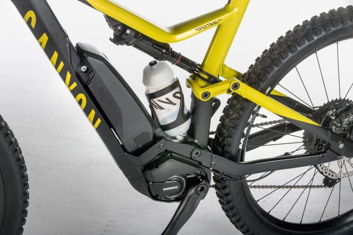 External battery: The simplest, most functional and lightest solution: The battery sits more or less on the down tube. This makes it easy to change and does not weaken the frame stability. Disadvantage: the somewhat clumsy appearance.