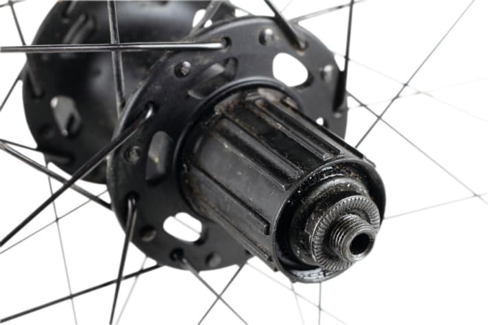   In den Siebzigern tauchten zum ersten Mal Naben mit integriertem Freilauf auf. Das Muster der Shimano-Verzahnung zwischen Freilauf und Kassette blieb bis 2018 unverändert. Erst die 12fach Gruppen haben einen neuen Micro-Spline-Freilauf bekommen.