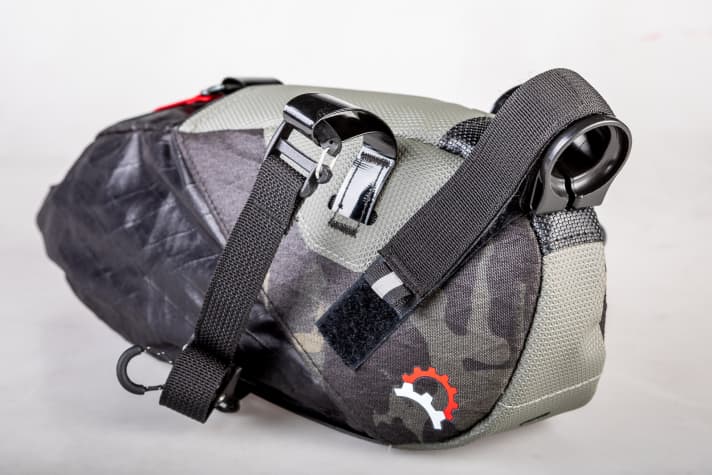   The Vole is a saddle bag that also works with conventional seat posts, but has been specially developed for telescopic seat posts. The contact points with the saddle and post have been protected with a lot of plastic insert.