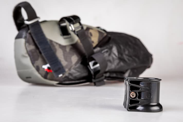   Dreh- und Angelpunkt: die Valais-Hülse von Woolftooth (im Vordergrund). Sie macht die Verwendung der Satteltasche mit den allermeisten Telestützen möglich. Beim Kauf muss man je nach Stützenmodell aus zwei Durchmessern den richtigen wählen: 25 oder 26 Millimeter.