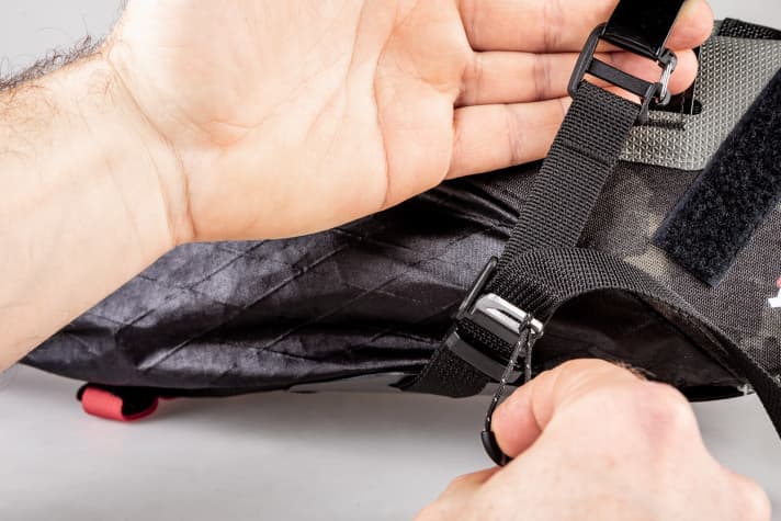   The new strap system keeps the Revelate Designs Vole saddlebag very secure. But: one pull on the buckle and the tension is instantly released. Perfect!