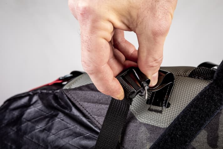   Ebenfalls sehr bedienerfreundlich: Der Karabinerverschluss federt beim Zusammendrücken selbstständig auf. So ist die Revelate Designs im Handumdrehen demontiert. 