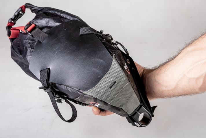   Auf der Unterseite schützt ein Plastikschild Tasche und Inhalt vor Dreck, Nässe und den Hinterreifen.