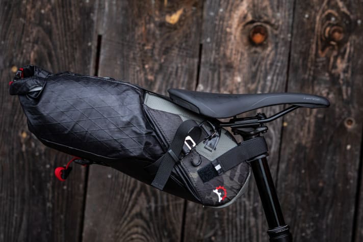   Tidy: Up to seven litres of luggage can be stowed in the Revelate Designs Vole. However, the bag is only waterproof, not watertight, as the seams are not sealed.