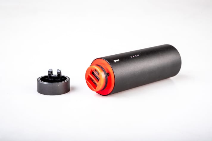 Knog PWR Powerbank 5000 mAh, the medium-sized battery, is very versatile. It can be charged via micro USB or with an optional charging station (49.99 euros). A light touch on the bottom of the battery lets the red LEDs indicate the charging status. The battery can also charge mobile devices such as GPS or smartphones or be used in the Knog camping lantern.