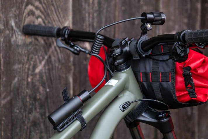   Die optimale Position für die Montage will gefunden werden. Der Gurt, der die Tasche am Steuerrohr fixieren soll, lässt sich nicht an allen Rahmen optimal verlegen. Aber Bikepacking-Fans sind schließlich Improvisationstalente…