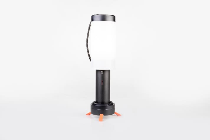 <a href="https://tnkdbf.tradeinn.com/ts/i5534689/tsc?typ=r&amc=con.blbn.497955.507800.14119779&smc=BIKE&rmd=3&trg=https%3A%2F%2Fwww.tradeinn.com%2Ftrekkinn%2Fde%2Fknog-pwr-modular-ohne-batterie%2F137803048%2Fp" target="_blank" rel="noopener noreferrer nofollow">Knog PWR Lantern 300L</a> *, the camping lantern: The 360-degree lantern from the Knog PWR modular system has four light levels plus an SOS flashing signal. If the lowest level is still too bright for you, the lantern can be infinitely narrowed until only a small gap lets light out. With hanging loop, but the 5000 rechargeable battery must be purchased separately.