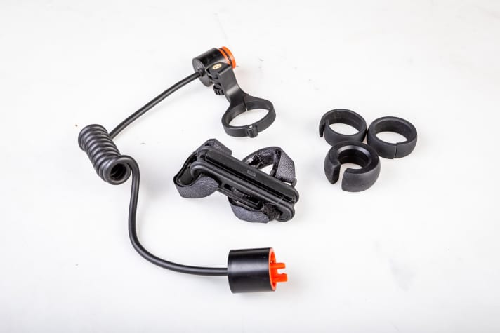 Knog PWR Bike Extension Mount, the bike mount, includes the cable with light head holder for tube and frame mounting (left), rubber buffers for different tube diameters and the battery holder (centre). It can even attach the Knog PWR Bluetooth speaker (€69.99, not pictured) to the frame, from where it provides additional sound for the bike tour.