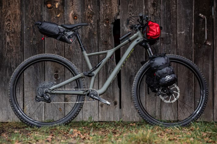   Optimal on the fork: Fully loaded, the pannier is too voluminous to leave enough space in the frame triangle for sporty gyrating legs. However, at five litres, it can also swallow larger items of luggage. The picture shows an application example with two Merida holders on the fork.
