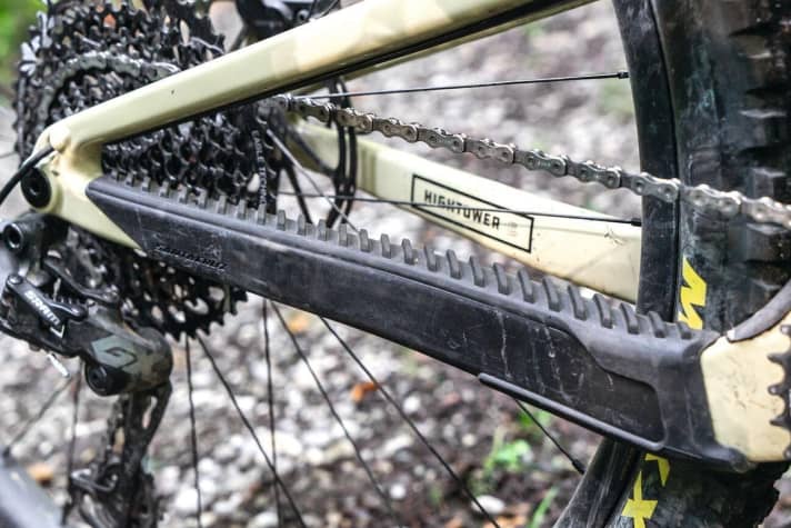   Santa Cruz Hightower S Carbon C: Der Schlagschutz mit Lamellen unterdrückt wirksam Klappergeräusche und schützt den schicken Rahmen.