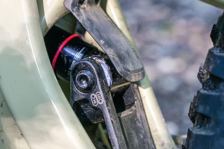   Santa Cruz Hightower S Carbon C: Der Dämpfer versteckt sich tief im Rahmen, der Sag lässt sich so nur schwer ablesen. Die Geo-Verstellung bringt kaum spürbare Veränderungen.