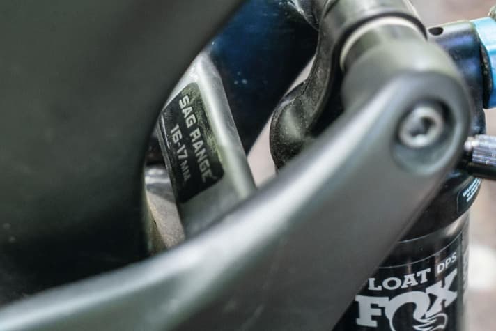   Transition Smuggler Carbon GX: Ein kleiner Aufkleber an der Wippe gibt den optimalen Sag an und hilft beim Abstimmen des Dämpfers.