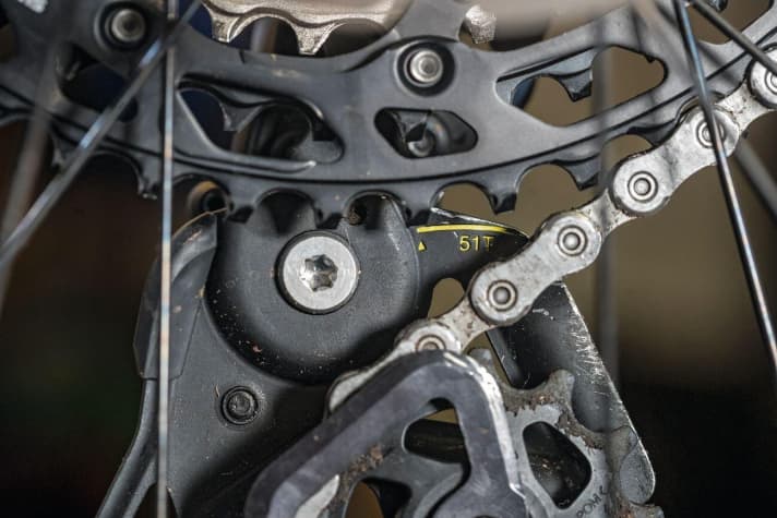 Im Gegensatz zu Sram-Schaltungen braucht man bei Shimano kein Tool, um die Umschlingung korrekt einzustellen. Blickt man im leichtesten Gang von innen auf den Schaltwerkskäfig, ist eine mit Pfeil und "51T" versehene Hilfslinie zu erkennen. Die Zähne des größten Ritzels müssen mit der Hilfslinie fluchten.
