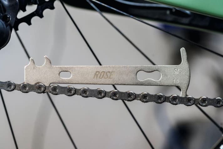 Heavily used drivetrains can often no longer be adjusted correctly due to worn chains and sprockets. It is therefore essential to check wear parts such as the chain, cassette and shift cables beforehand!