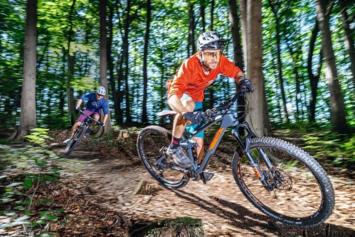 Read the full test report to find out how stiff the new carbon frame of the Cube Stereo 120 is and how it rides.