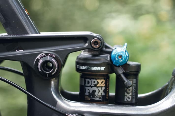   Niner RIP 9 RDO 29: Der clever platzierte Sag-Indikator hilft beim Setup. Das Dämpferventil ist dagegen nur mit dem mitgelieferten Winkeladapter befüllbar.