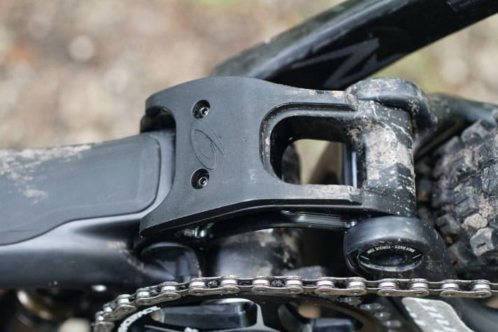   Niner RIP 9 RDO 29: A sturdy nylon plate protects the low-lying link from damage. Stone contact should not be a problem for the aluminium link.