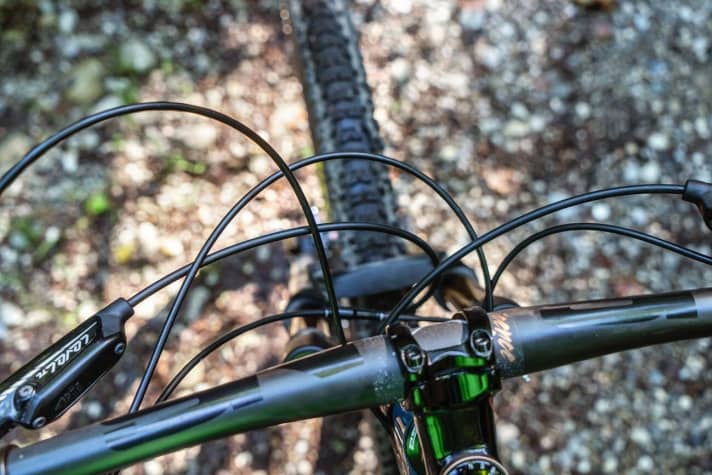   NS Bikes Synonym TR 1: The tangle of cables resembles an American motorway junction. You have to get used to the many levers on the handlebars.