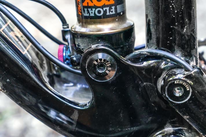  NS Bikes Synonym TR 1: The cable routing under the shock mount could lead to chafing in the long term. The damper valve is also difficult to access.