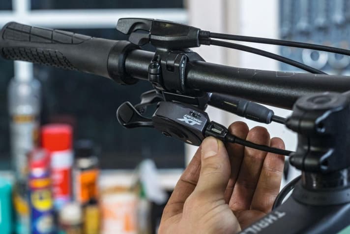 The tension: If the chain does not climb onto the large chainring, you must gradually increase the tension by turning the adjusting wheel on the shift lever anti-clockwise. If the derailleur is slow to move the chain onto the small chainring, the cable tension must be reduced.