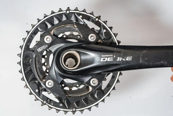 Twelve-speed upgrade kits are usually offered without a crank. The reason: You can often upgrade your old crank (in the picture a triple crank with 104 mm bolt circle) with a new chainring for the 1x12 drivetrain. Suitable retrofit chainrings for every drivetrain are available from Sram or Race Face, Absolute Black and other accessory suppliers. | n.
