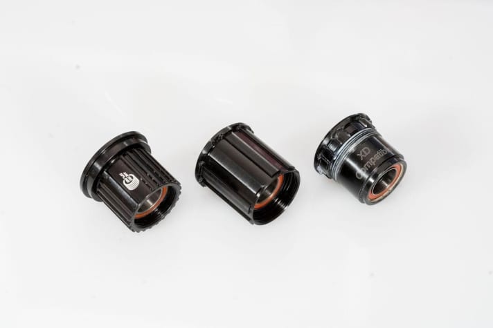 Until 2012, only Shimano's HG freewheel (centre) was available. But now the original standard has had its day. The different twelve-speed drivetrains usually require specific freewheels. Left: the Micro Spline freehub for Shimano's 12-speed cassettes, right: the XD freehub for 11-speed and 12-speed cassettes from Sram. | m.