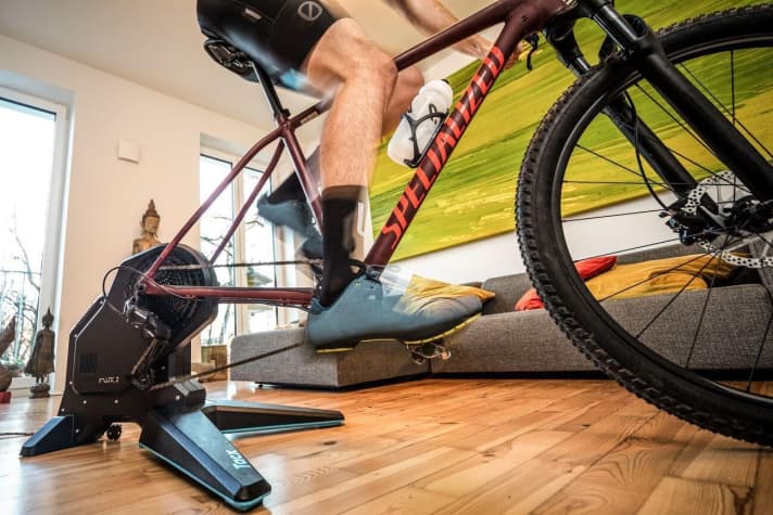 Biken im Winter: Wer bei Mistwetter lieber in den eigenen vier Wänden aufs Rad steigt, kann sein Indoortraining durch neue Smarttrainer und Software so vielfältig wie nie zuvor gestalten.
