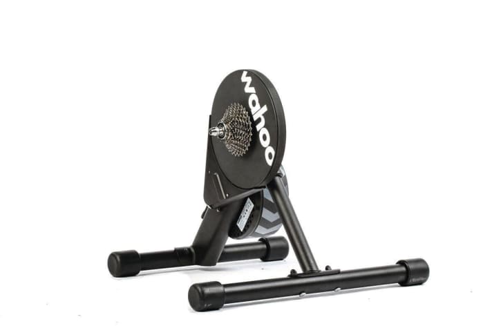 Alle neun getesteten Smarttrainer (wie im Bild der Wahoo Kickr Core für 799 Euro) erlauben die Aufnahme von MTB-Kassetten. Auch in Sachen Achsadapter sind alle Geräte grundsätzlich MTB-fähig. Jedoch sind die Abstandshalter, die für den breiten Boost-Standard nötig sind, nicht immer im Lieferumfang enthalten.