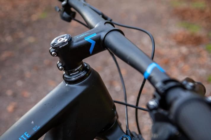   Alu-Vorbau und Carbon-Lenker (740 mm) kommen bei der SLT-Version des Elite von Newmen.