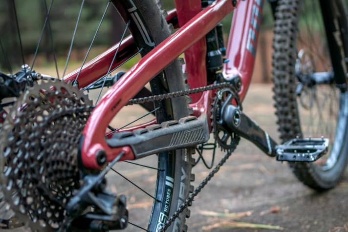   Quiet pedalling: The Propain Tyee 2020 CF with specially designed chainstay protector. This is designed to protect the frame and absorb noise from the chain. Cable ducts integrated inside the frame reduce rattling noises and also make cable routing easier.