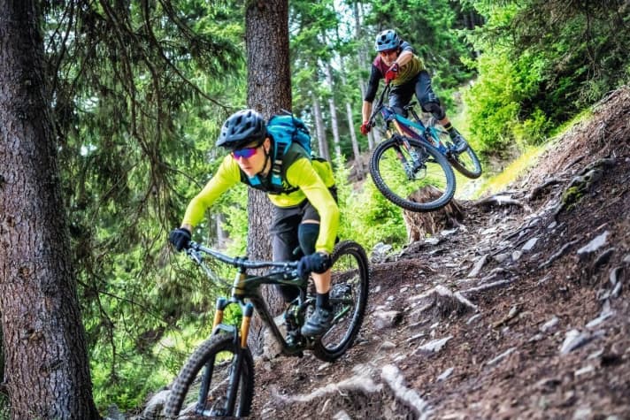   Just three years ago, extremely slack head angles in combination with 29er wheels were considered unrideable. The new enduro bikes prove the opposite. With an average 64-degree steering angle, short fork offset and extremely potent chassis, they know almost no limits downhill.