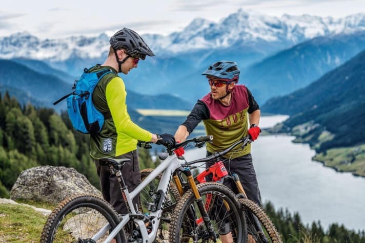   Ideale Test- und Fotobedingungen fanden wir diesmal am Reschenpass rund um Nauders. Nach peniblem Setup nutzten wir vor allem den Schöneben-Trail, um die Unterschiede in der DH Performance herauszufahren. 