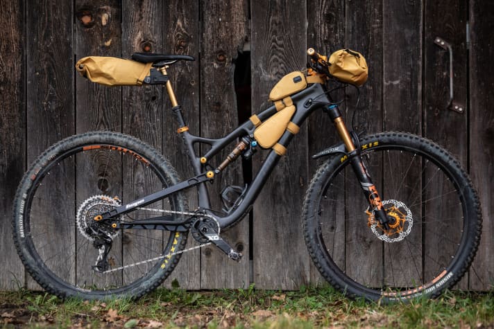 Edel-Sparring: Die anmutigen Evoc On-Bike Taschen passen am besten zu rassigen Sport-Bikes, die ohnehin wenig Platz im Rahmen bieten.