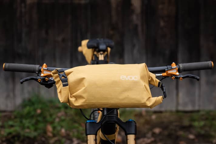 The larger of the two handlebar bags with a maximum capacity of five litres. Inside, a plastic skeleton distributes the forces and keeps the bag in shape.