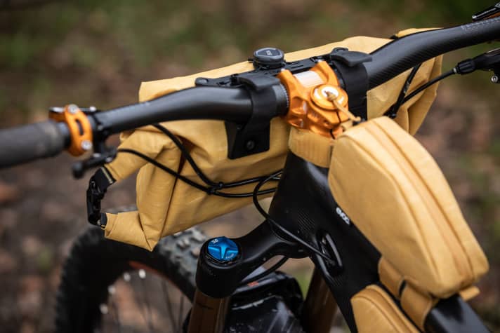 Hooked in and tightened: There is probably no more convenient way to attach a bag to your bike than with a Boa fastener. However, the clamping force is not sufficient, the loaded handlebar bag wants to swing out and can twist. Without spacers, which are supported by the head tube for example, the bag then presses against the cables.