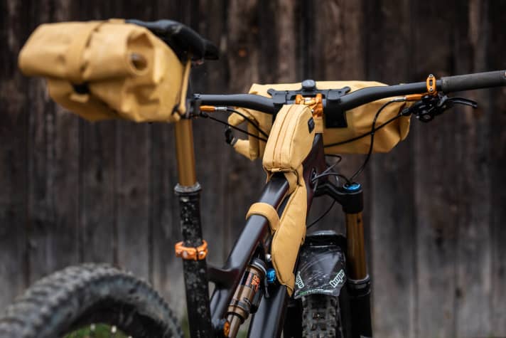 The top tube bag is ideal for the additional battery that powers the smartphone or GPS while riding. The bag has a splash-proof cable passage at the side. The 1-litre frame bag underneath is also available in an even smaller version.