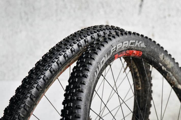   3200 km: Tyre change The Wolfpack Cross/Race combination was somewhat heavier than the standard tyres, but extremely puncture-proof even with little milk. Grip and traction were also good in the wet.