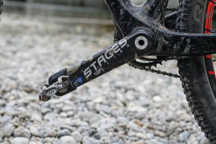   15 km: Stages-Powermeter-Kurbel montiert   Zwei Batteriewechsel und eine sich lösende Schutzfolie: Der einseitige Leistungsmesser funktionierte bis zum Ende hin ohne Ausfälle – selbst bei widrigsten Bedingungen.