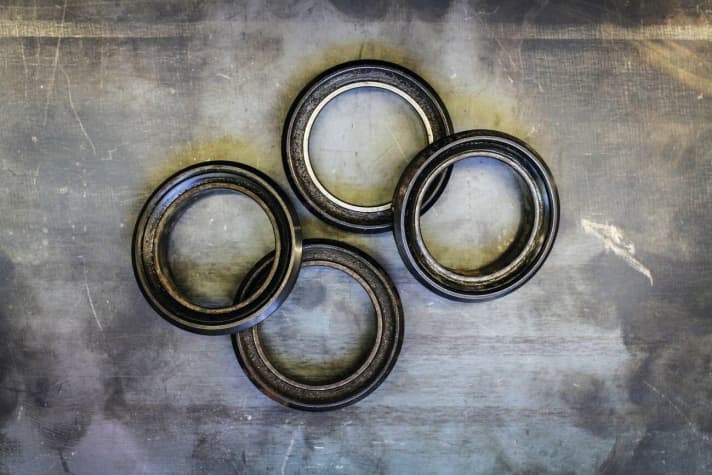   3100 km: Innenlager ausgetauscht   Die eingepressten Lagerschalen sind anfällig für Schmutz und Wasser. Das Ersatzlager begann am Ende wieder zu rosten und lief rau. Zum Schluss war auch das Steuersatzlager hinüber. 