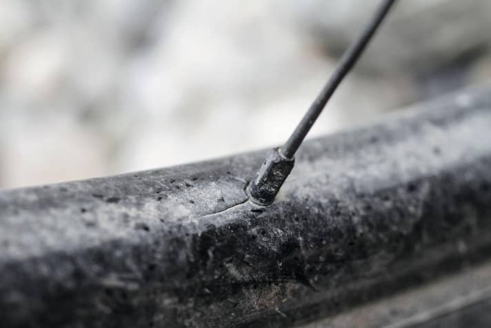   Risse in der Hinterradfelge   Obwohl die Speichenspannung in Ordnung war und das Laufrad keinen Seitenschlag hatte, riss die Stan’s-Felge an jeder zweiten Speiche rund um die Nippel ein. 