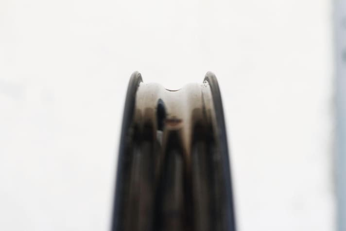   Crankbrothers Synthesis E11: The front rim is around two millimetres wider than the rim on the rear wheel, which should be ideal for a combination of 2.4 tyres at the rear and 2.5 tyres at the front.