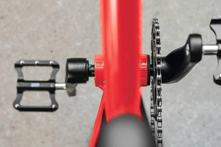 The Q-factor describes the distance between the two crank arms. It must not be too large on children's bikes, otherwise the children will have to pedal unergonomically.