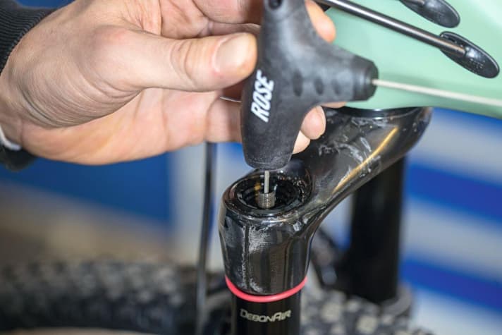   The fork is under pressure. If you do not deflate the fork, you risk injury! Make a note of the air pressure before deflating.