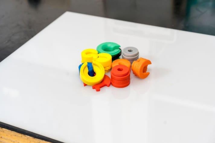   Rockshox, Fox & Co: Depending on the manufacturer and suspension element model, there are specific volume spacers. In addition, many suspension elements are already fitted with spacers ex works. You can find out how many in detail on the manufacturers' service websites. Important: In addition, you must not exceed the maximum number of spacers specified by the manufacturer!