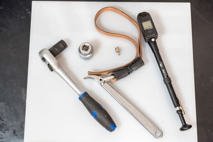   Dieses Werkzeug braucht man für das Volumen-Spacer-Tuning für Gabel und Dämpfer: Dämpferpumpe, Ventilaufdreher, Kassettenabzieher (für Rockshox-Gabeln), passenden Maulschlüssel oder passende Nuss (für Fox-Federgabeln). In seltenen Fällen benötigt man noch einen Bandschlüssel fürs Öffnen des Dämpfers.